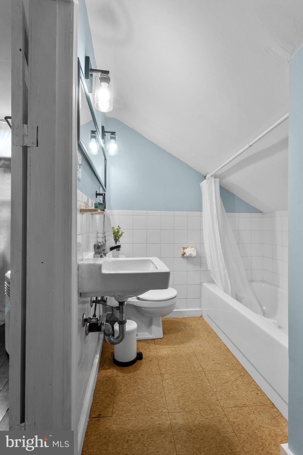 10007 Croom Road Upper Marlboro, MD 20772 - Photo 63 of 134 3rd floor bathroom