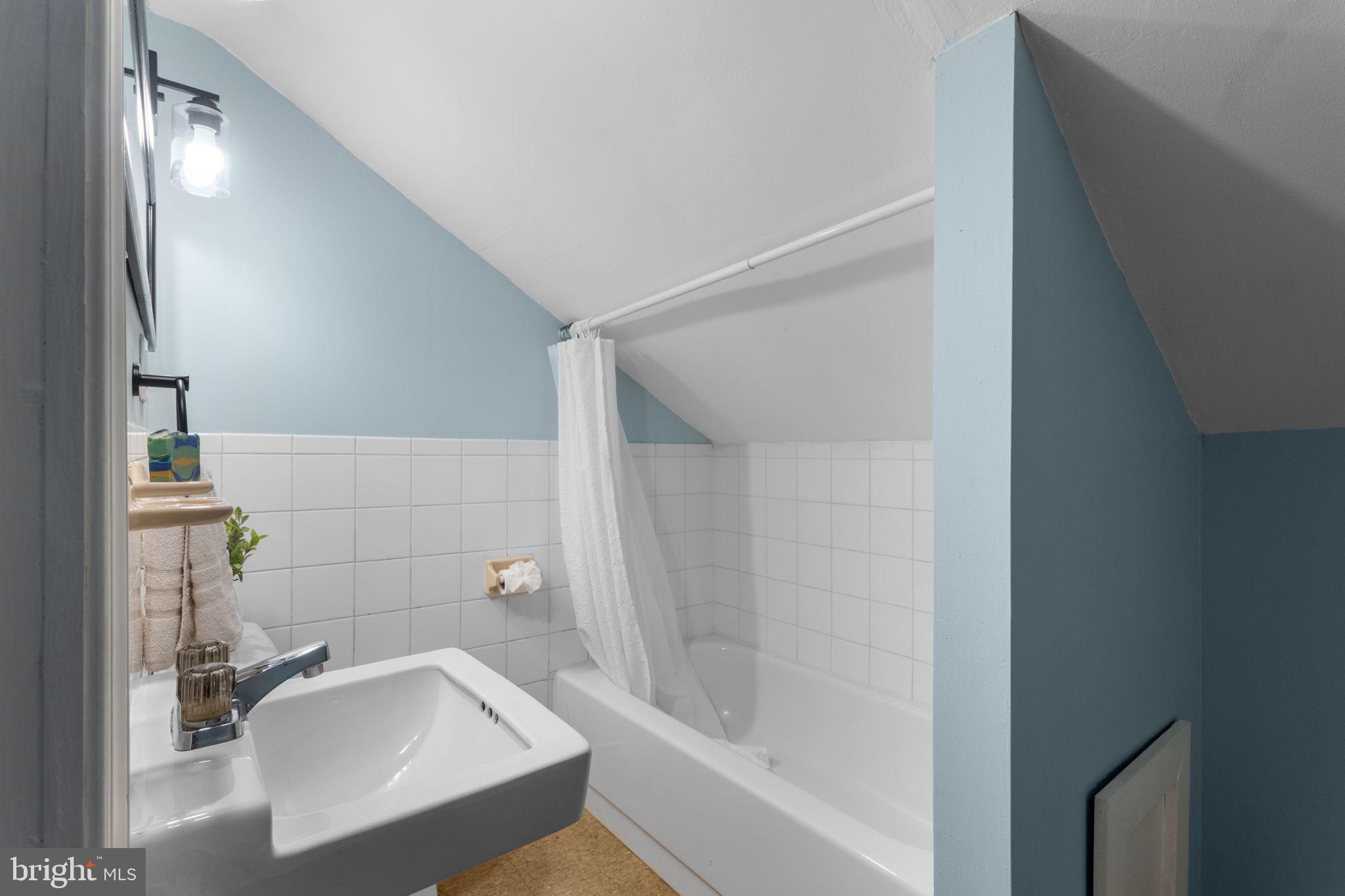 10007 Croom Road Upper Marlboro, MD 20772 - Photo 64 of 134 a bathroom with a bathtub and shower