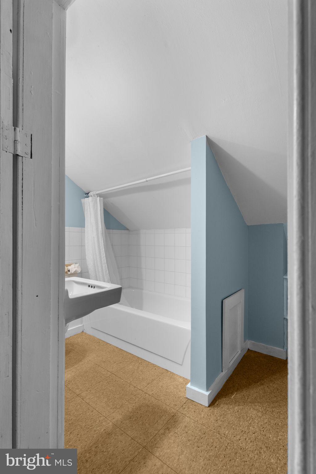 10007 Croom Road Upper Marlboro, MD 20772 - Photo 65 of 134 3rd floor bathroom