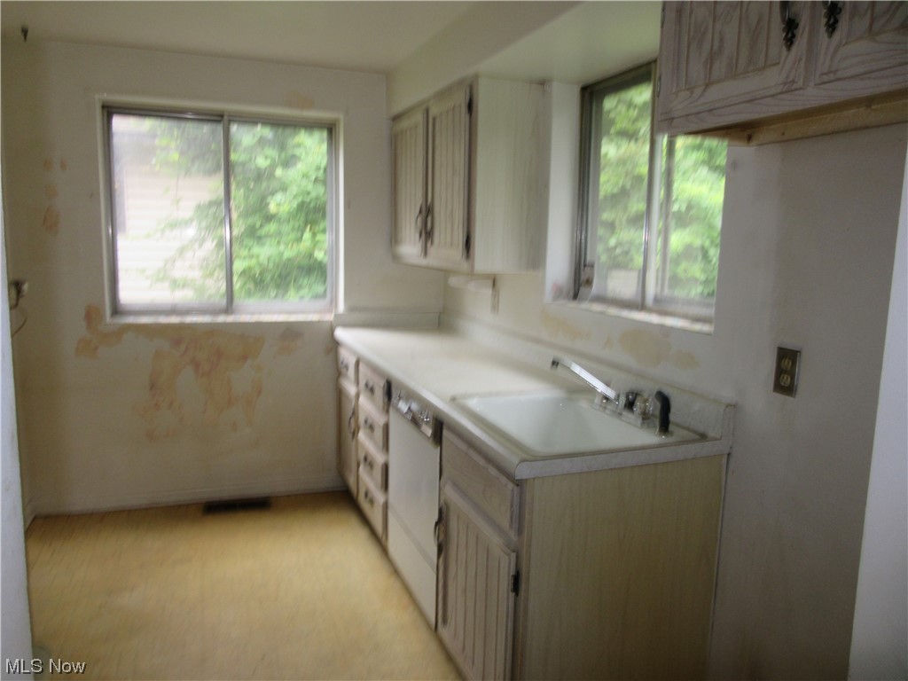 5803 Lake Road Mentor, OH 44060 - Photo 5 of 13 Kitchen