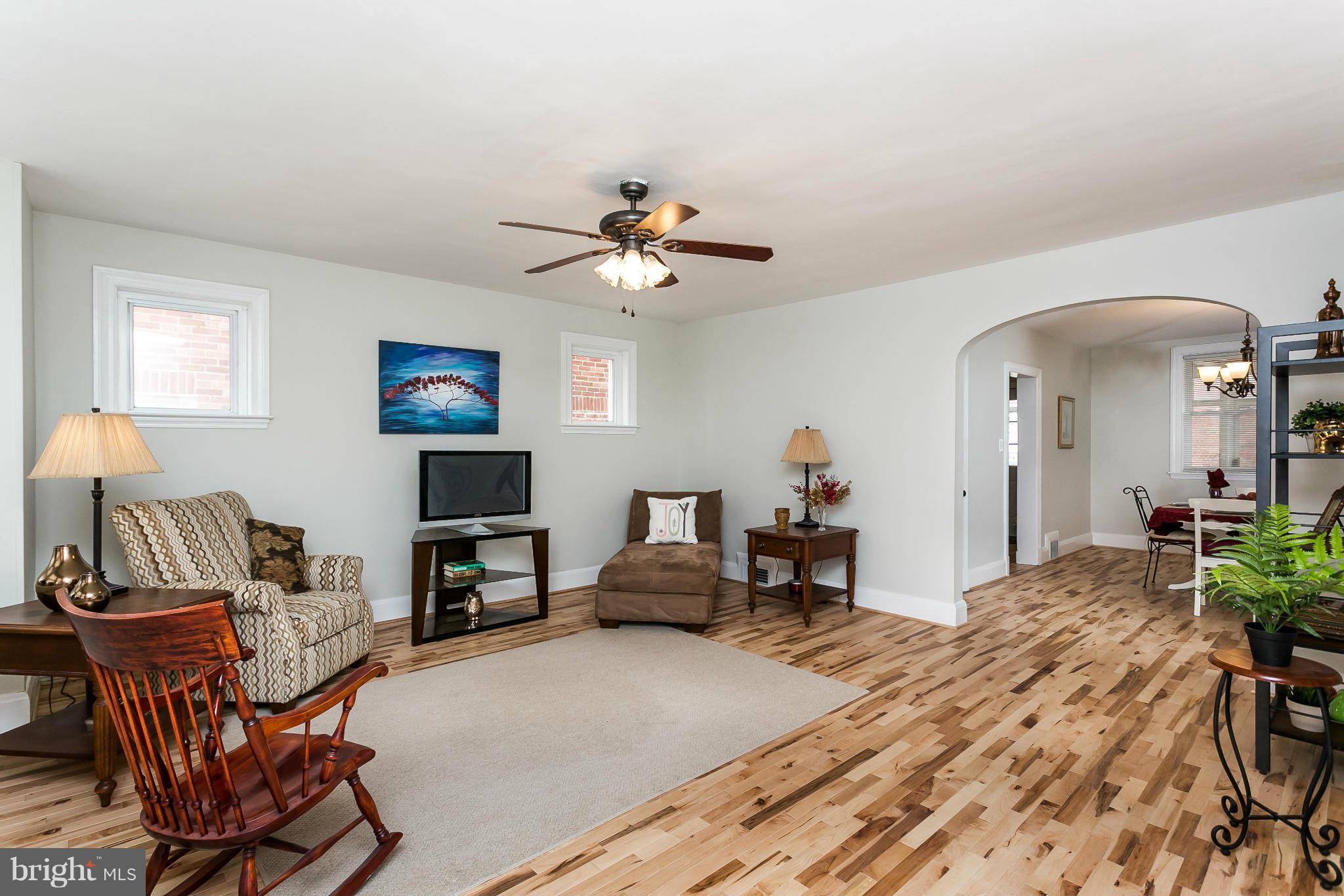 909 Calwell Road Baltimore, MD 21229 - Photo 4 of 30 Living Room