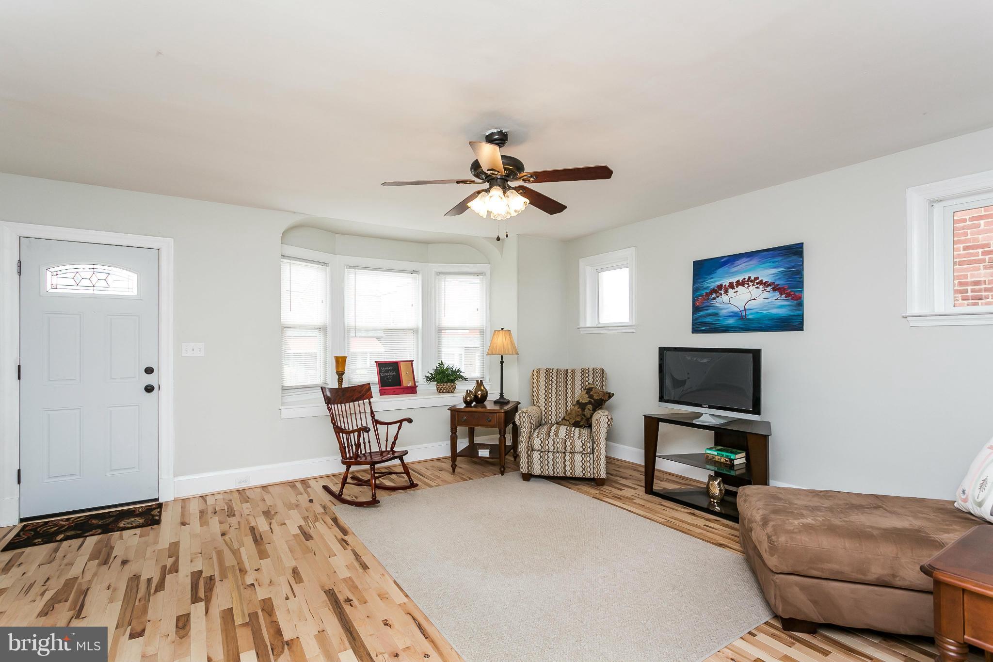 909 Calwell Road Baltimore, MD 21229 - Photo 6 of 30 Living Room