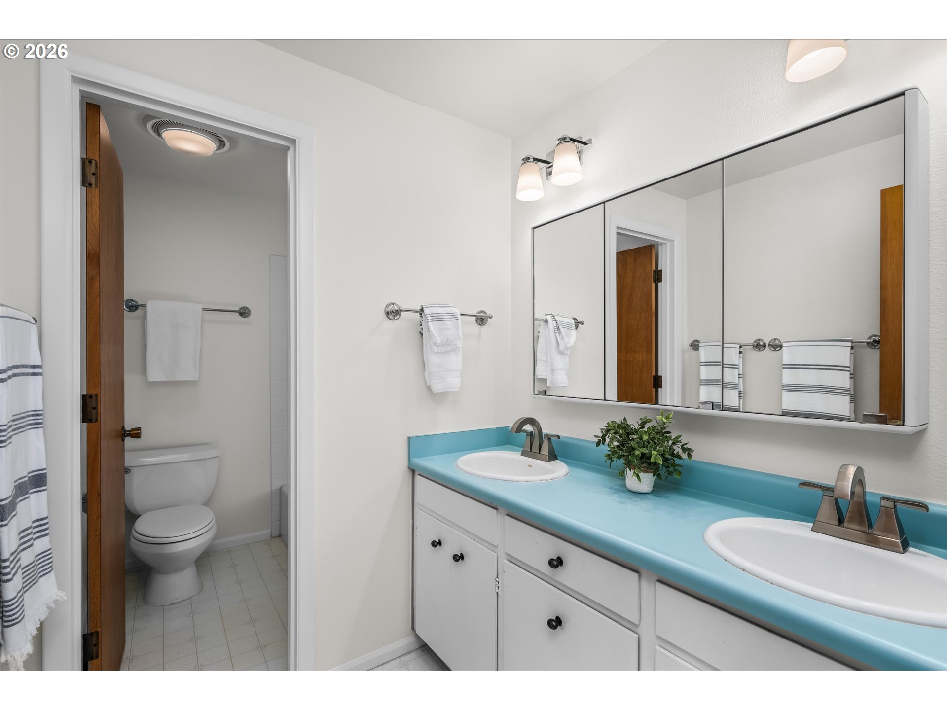 195 Coachman Drive Eugene, OR 97405 - Photo 21 of 34 a bathroom with a granite countertop sink and a mirror