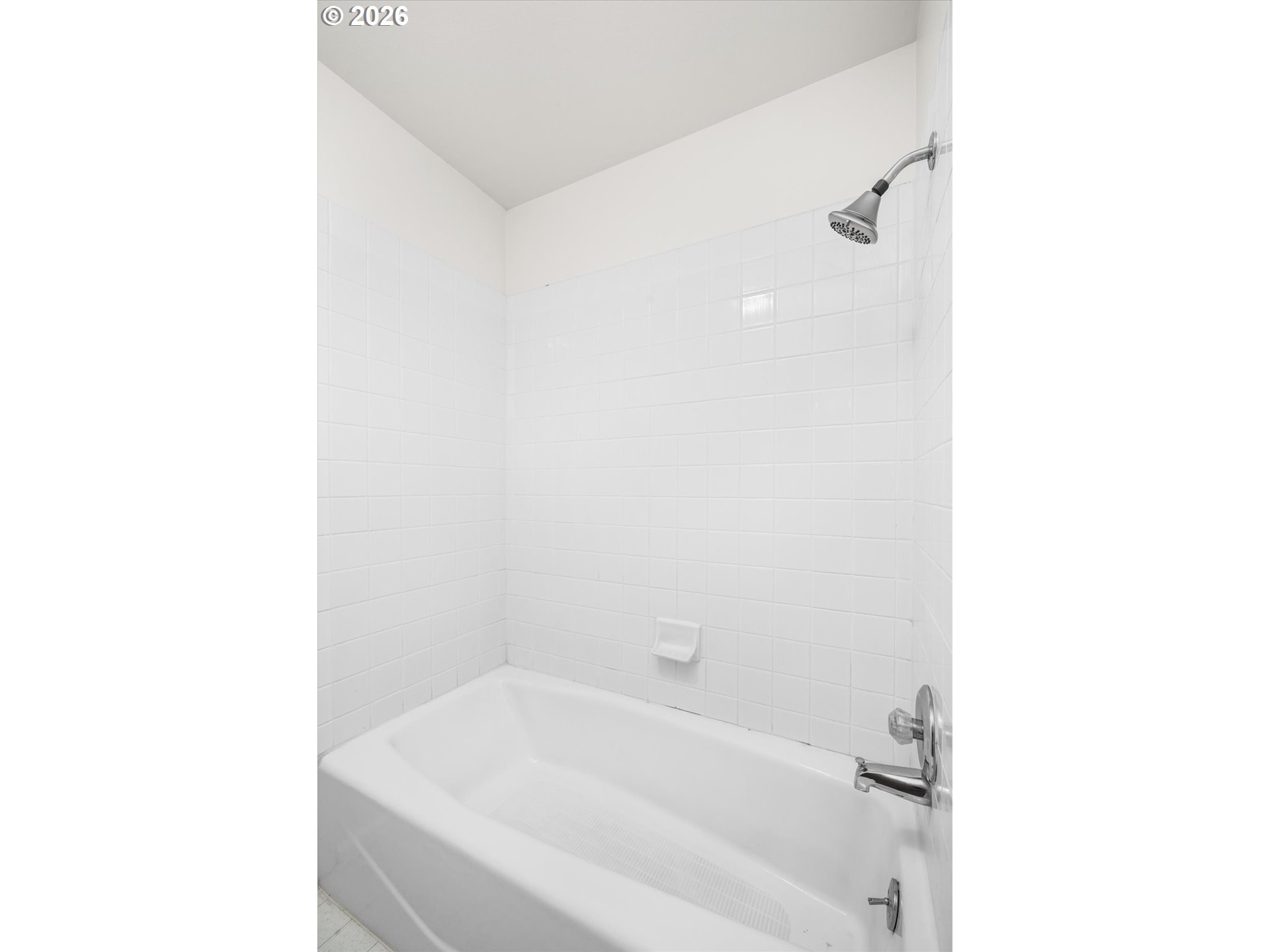 195 Coachman Drive Eugene, OR 97405 - Photo 22 of 34 a bathroom with a bathtub