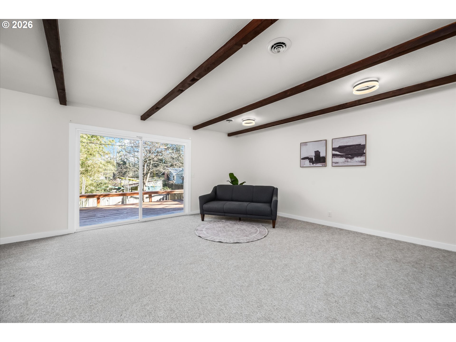 195 Coachman Drive Eugene, OR 97405 - Photo 25 of 34 a room with a large window