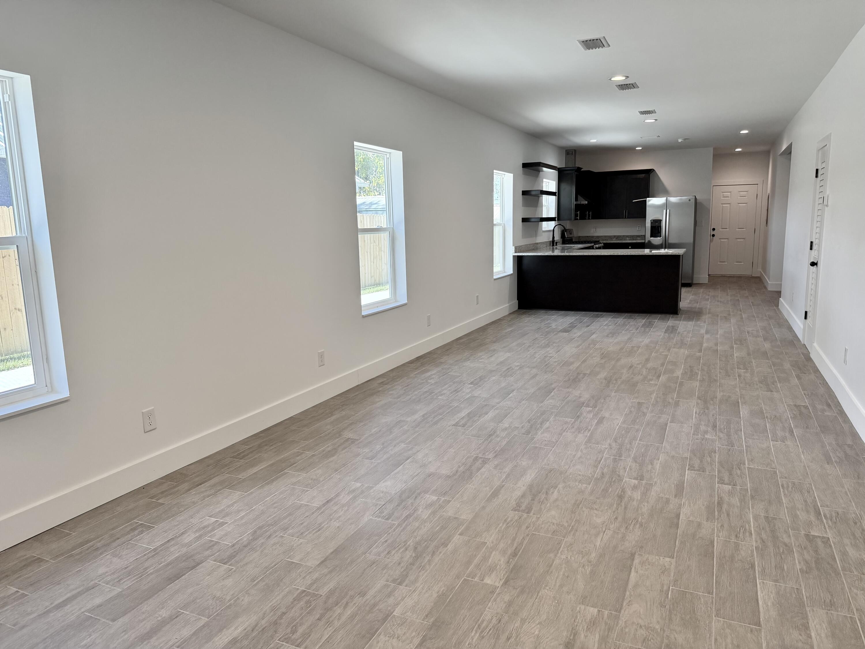 874 West Orange Avenue DeFuniak Springs, FL 32435 - Photo 9 of 32 walking in from front door