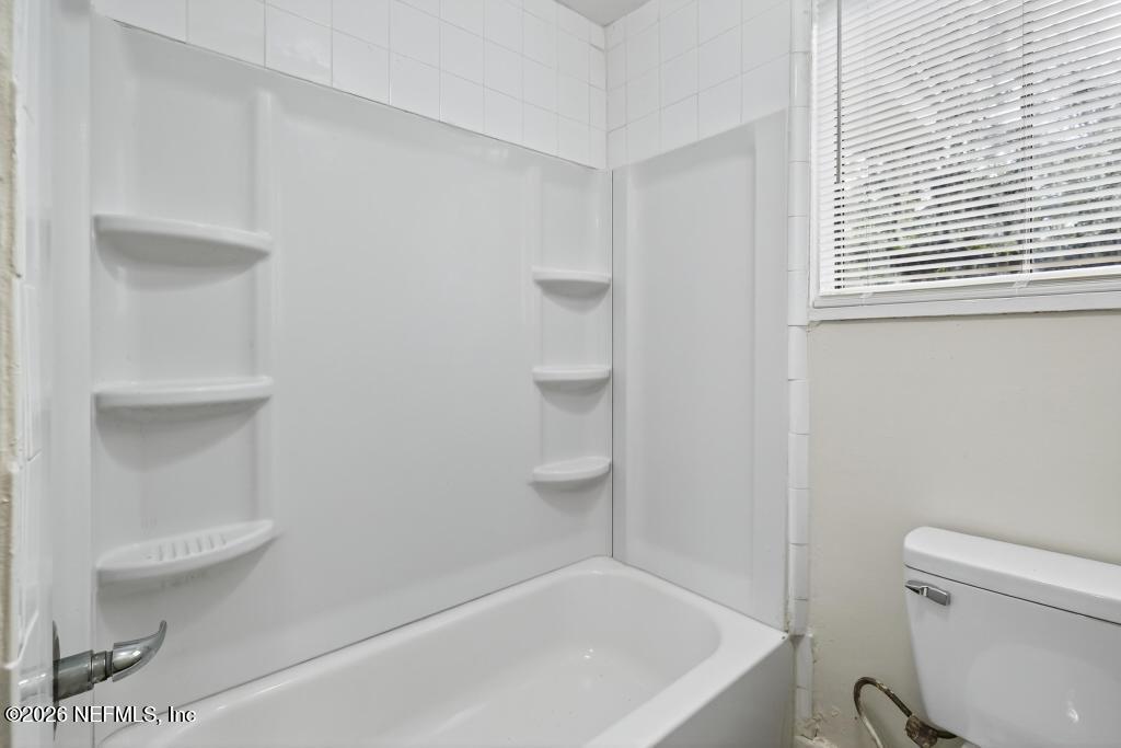 3024 Kline Road Jacksonville, FL 32246 - Photo 15 of 25 a bathroom with a toilet and a bathtub