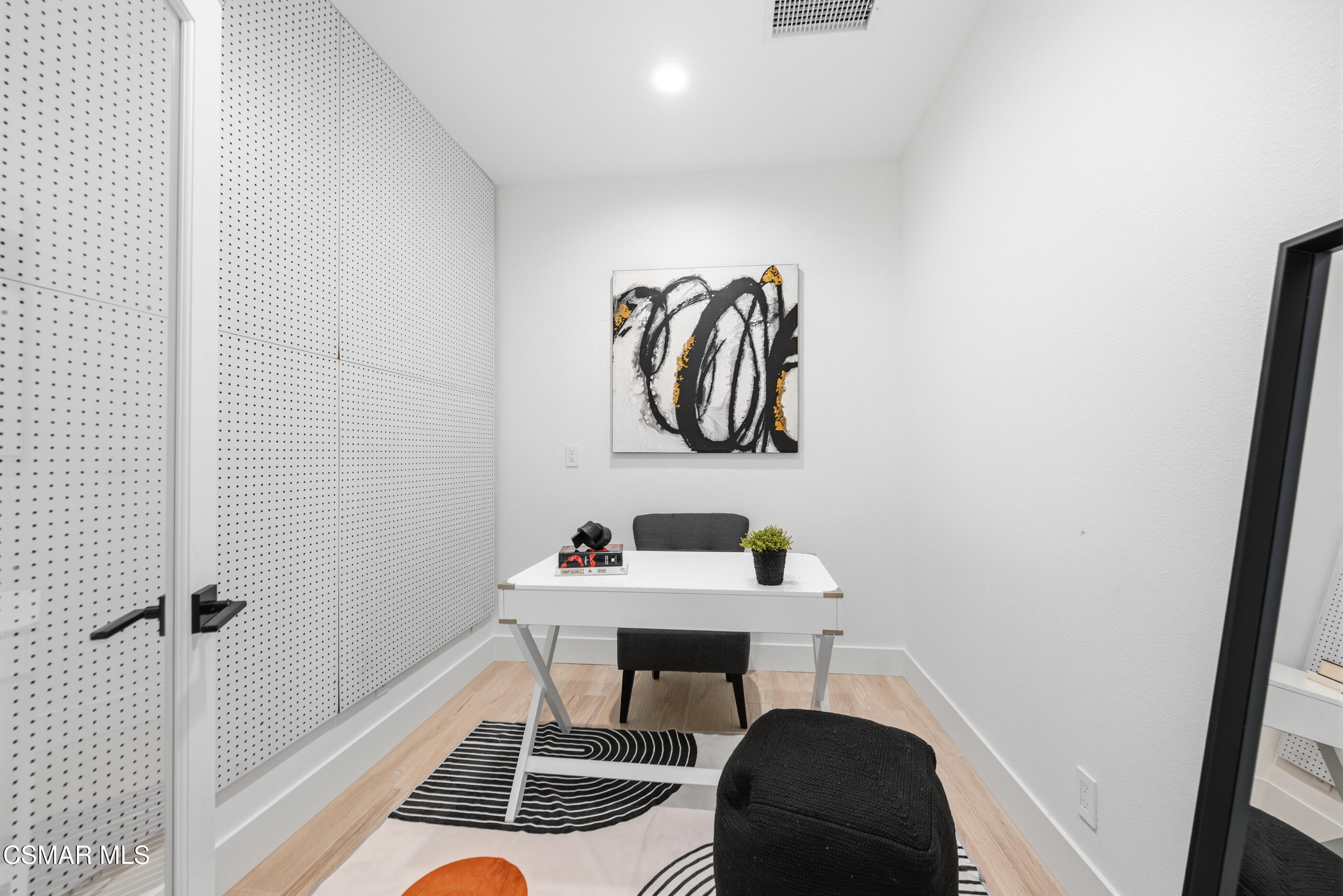 2810 Rikkard Drive Thousand Oaks, CA 91362 - Photo 18 of 38 a room with a table and a chair