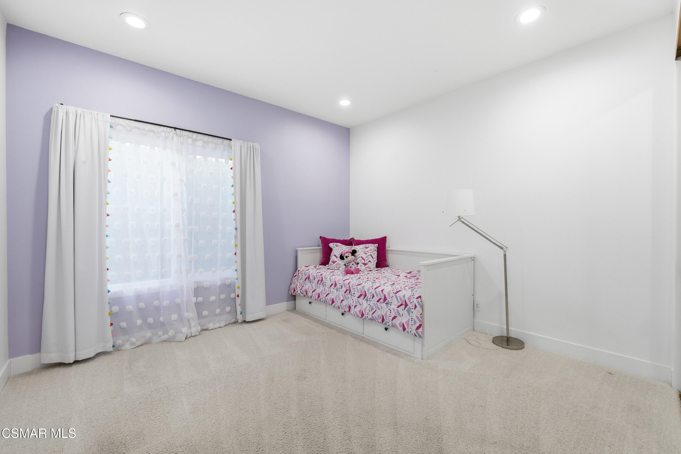 2810 Rikkard Drive Thousand Oaks, CA 91362 - Photo 21 of 38 a very nice looking room with a bed