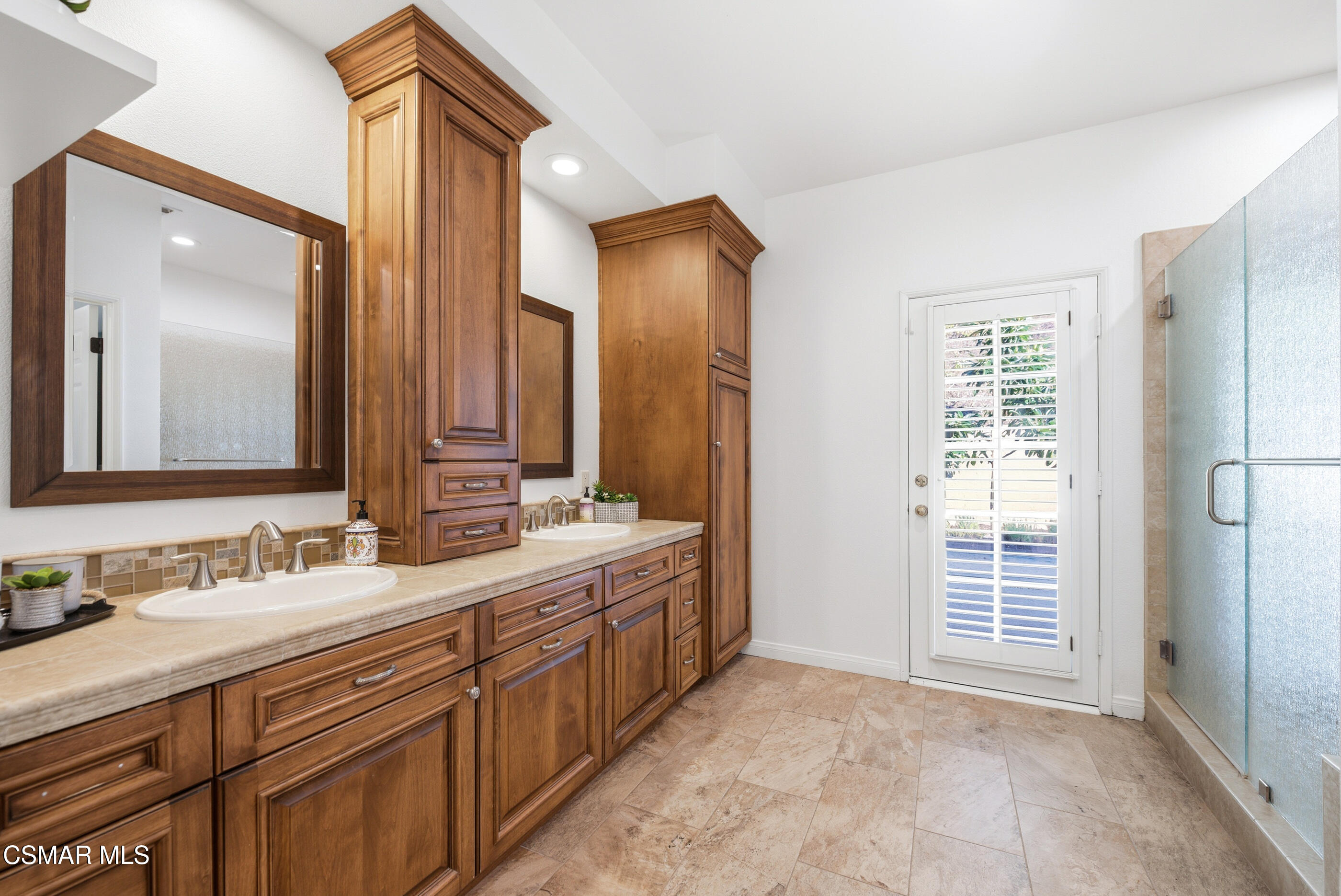 2810 Rikkard Drive Thousand Oaks, CA 91362 - Photo 26 of 38 a bathroom with a double vanity sink and a mirror
