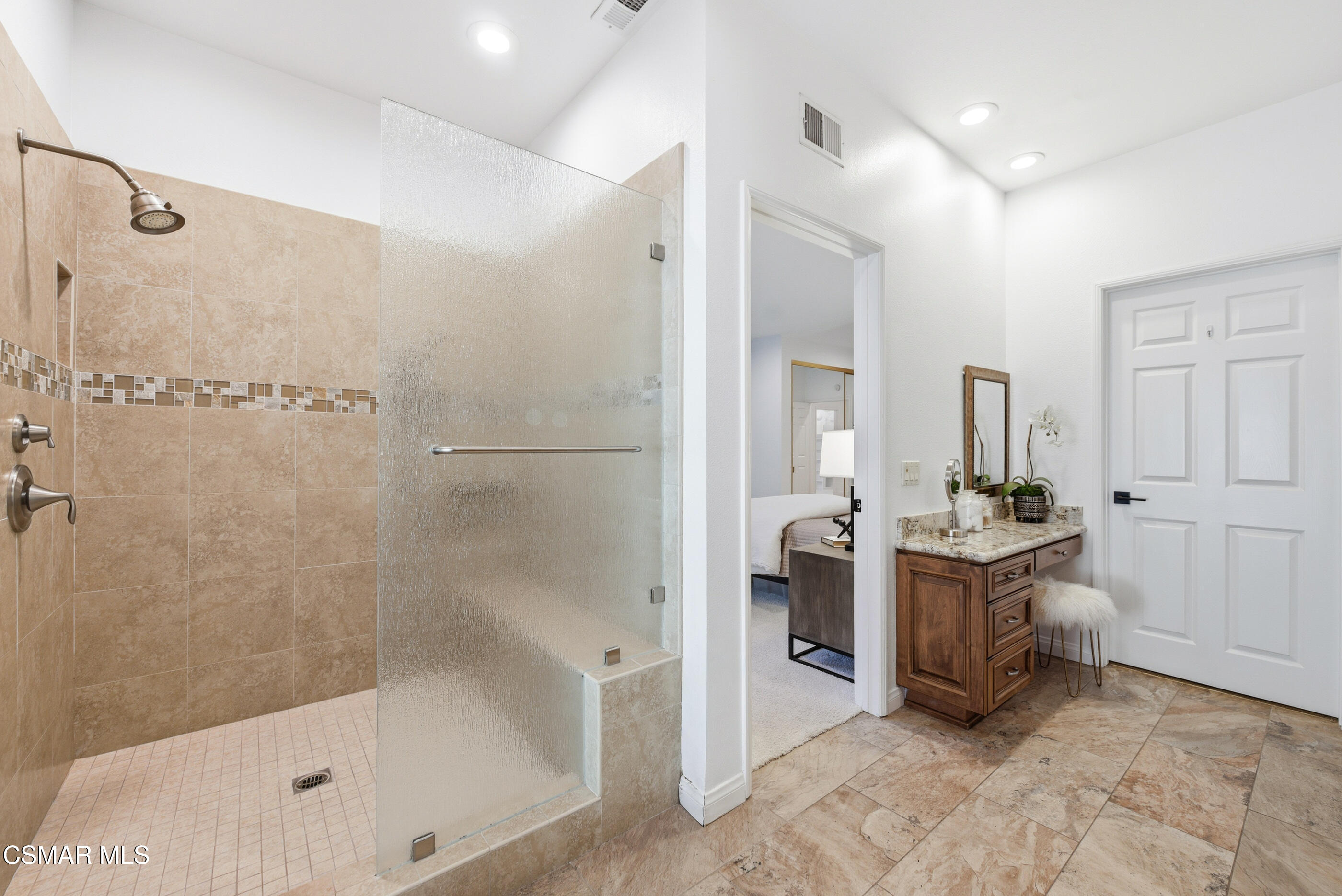 2810 Rikkard Drive Thousand Oaks, CA 91362 - Photo 27 of 38 a bathroom with a tub a sink a mirror and a shower