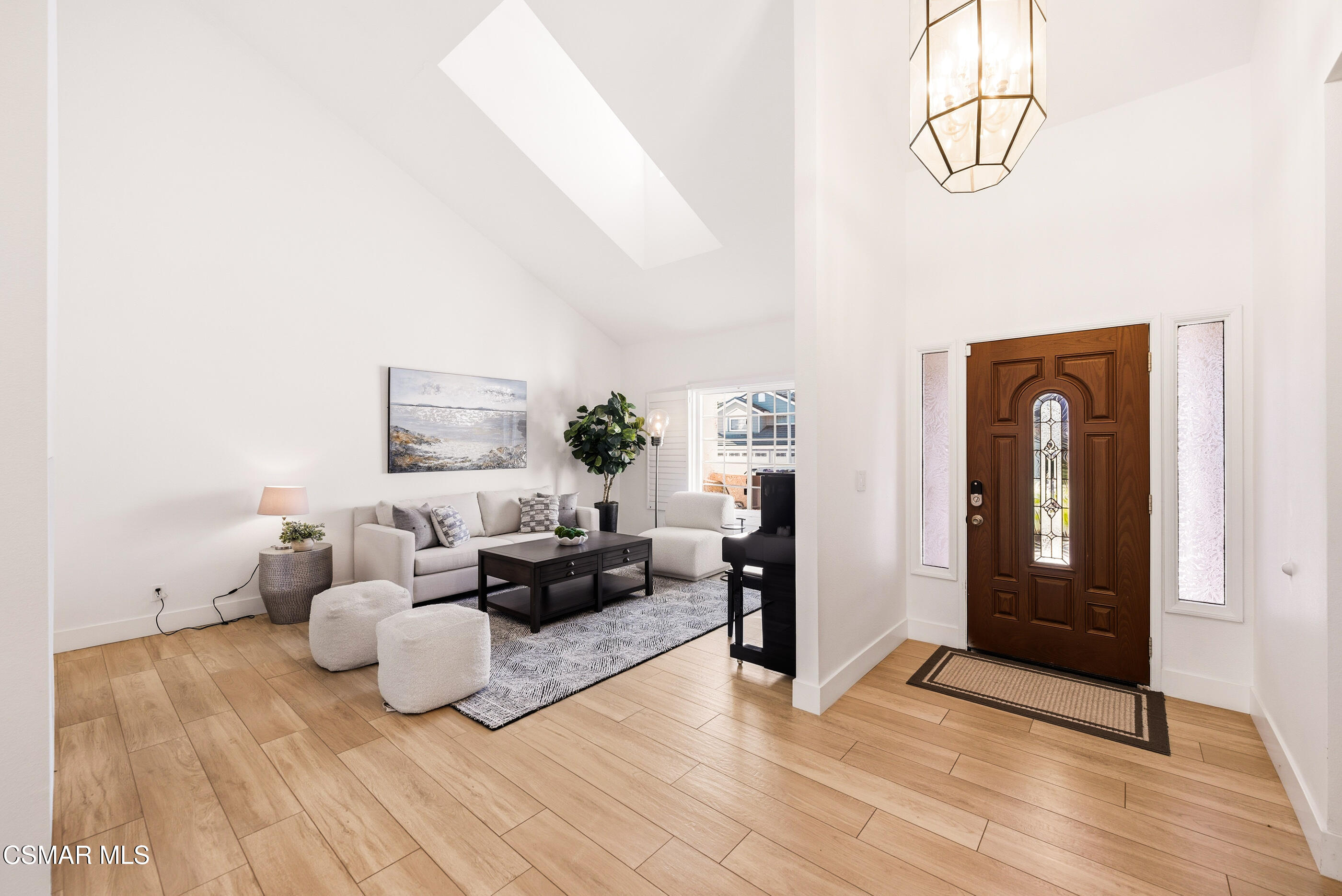 2810 Rikkard Drive Thousand Oaks, CA 91362 - Photo 5 of 38 a living room with furniture and wooden floor