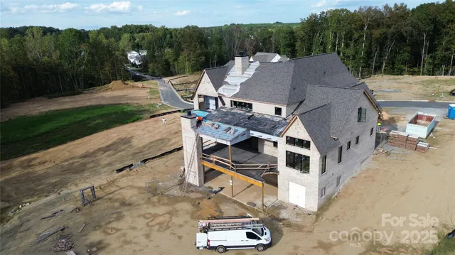 a view of a house with backyard and trees