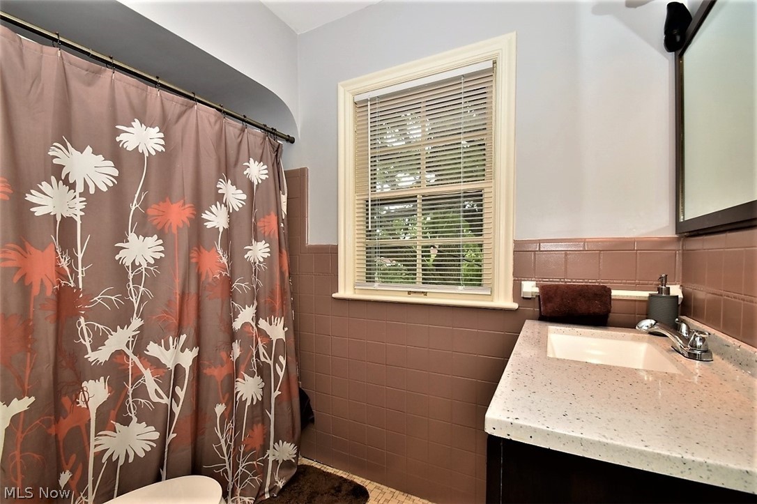 2319 Saybrook Road Cleveland, OH 44118 - Photo 6 of 12