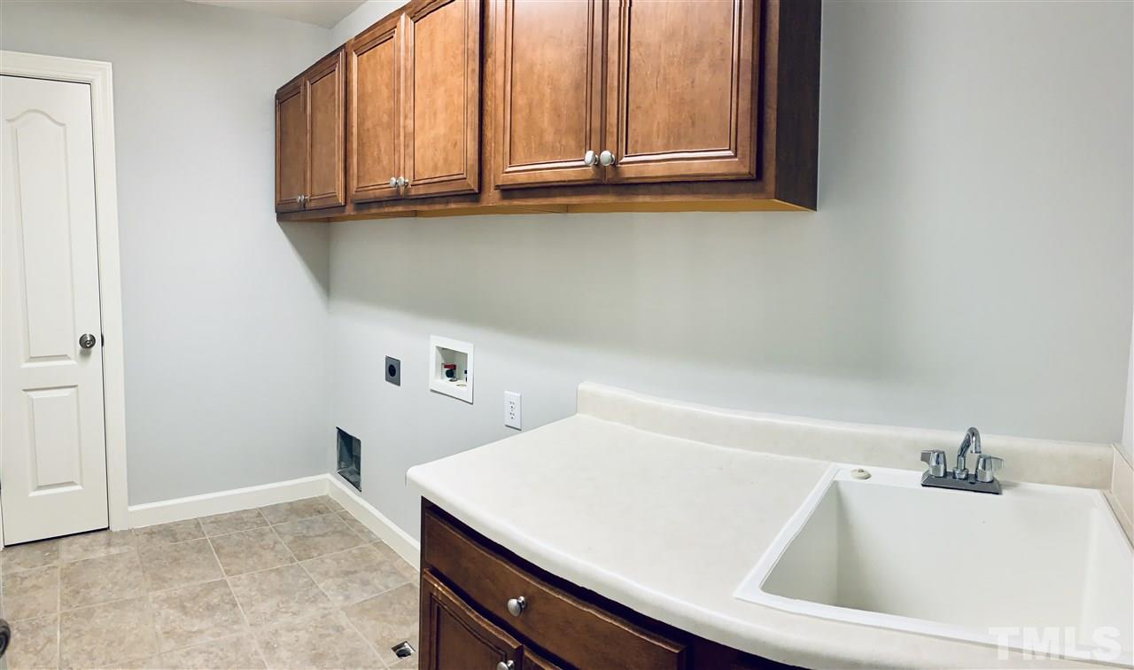 8917 Riverview Park Drive Raleigh, NC 27613 - Photo 25 of 29 a bathroom with a sink and a bathtub