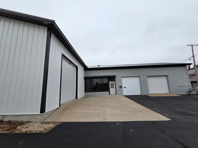 a view of a house with backyard