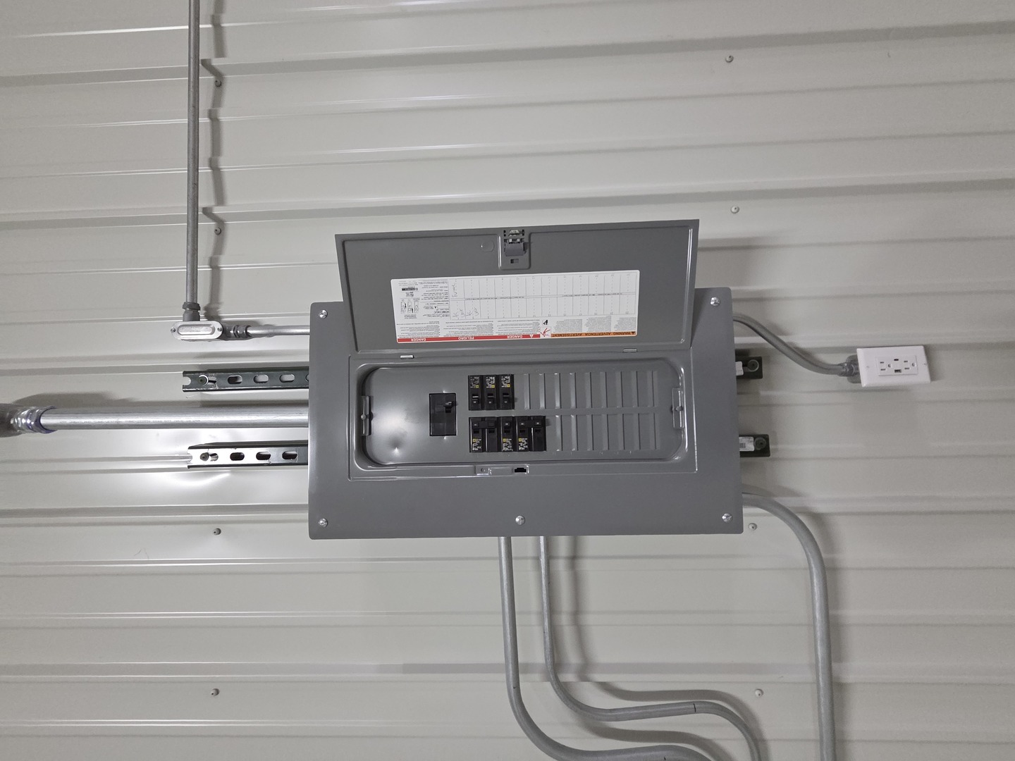 519 Lincoln Avenue Rochelle, IL 61068 - Photo 5 of 20 a bathroom with a bathtub and shower