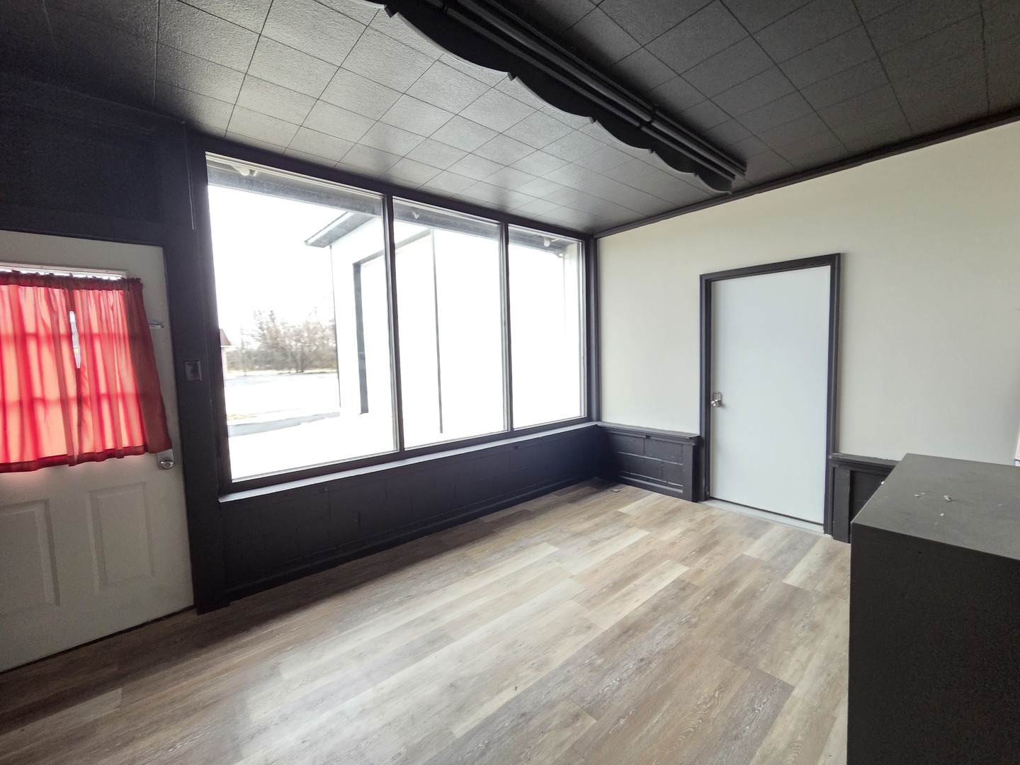 519 Lincoln Avenue Rochelle, IL 61068 - Photo 7 of 20 a view of an empty room with a window