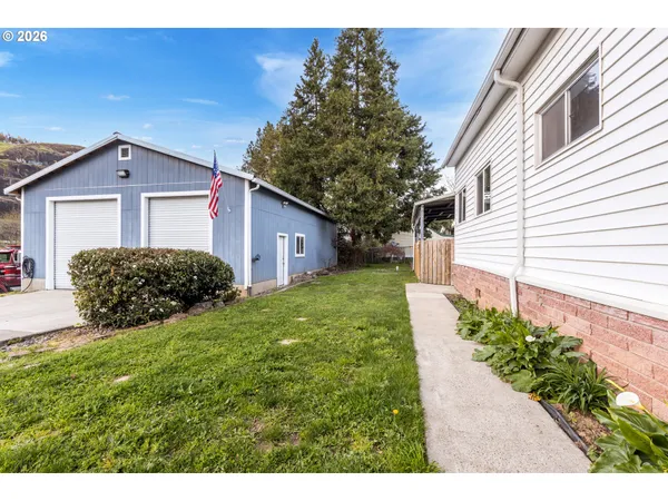 $349,900 | 148 Southeast Houck Avenue, Roseburg, OR 97470