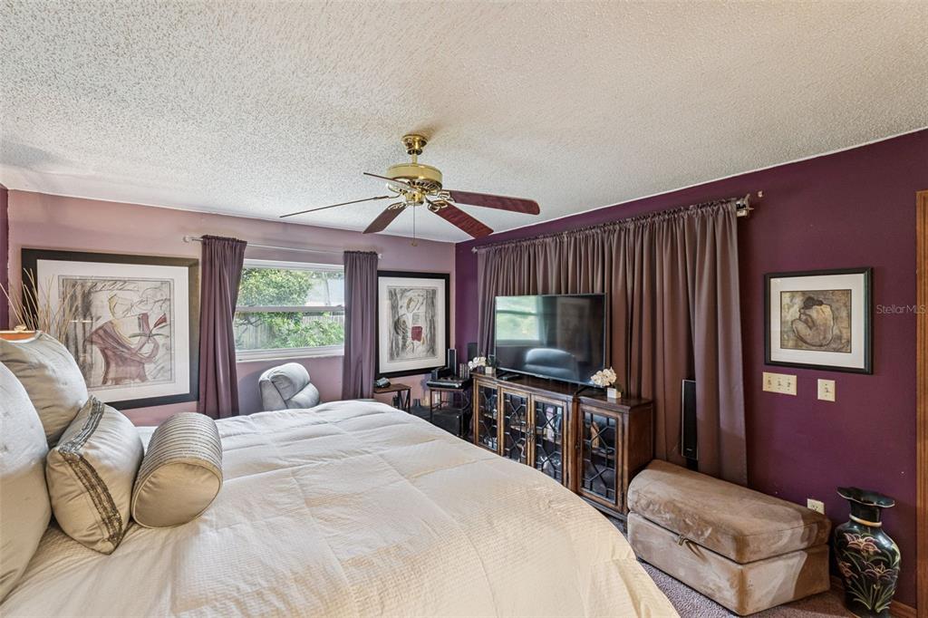 611 North Forsyth Road Orlando, FL 32807 - Photo 12 of 36 a bed room with a bed and a television