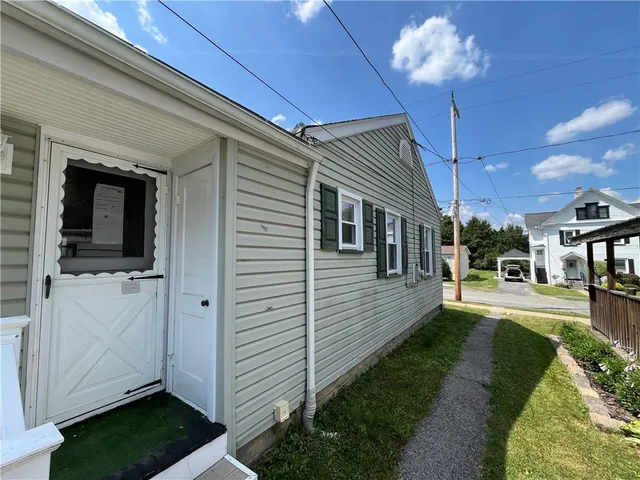 a view of a house with backyard and porch