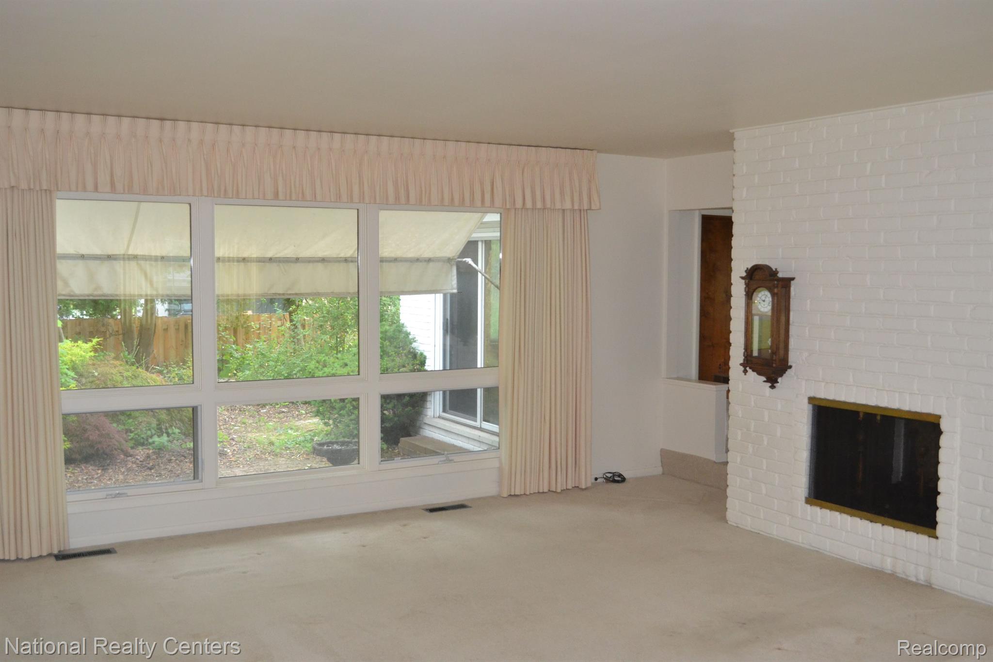7196 Springridge Road West Bloomfield, MI 48322 - Photo 4 of 20 Living Room