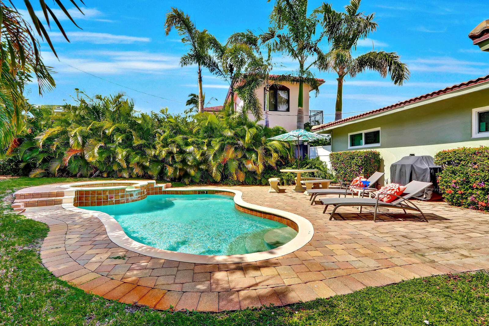 390 North Juno Lane Juno Beach, FL 33408 - Photo 5 of 33 a view of a swimming pool with sitting area