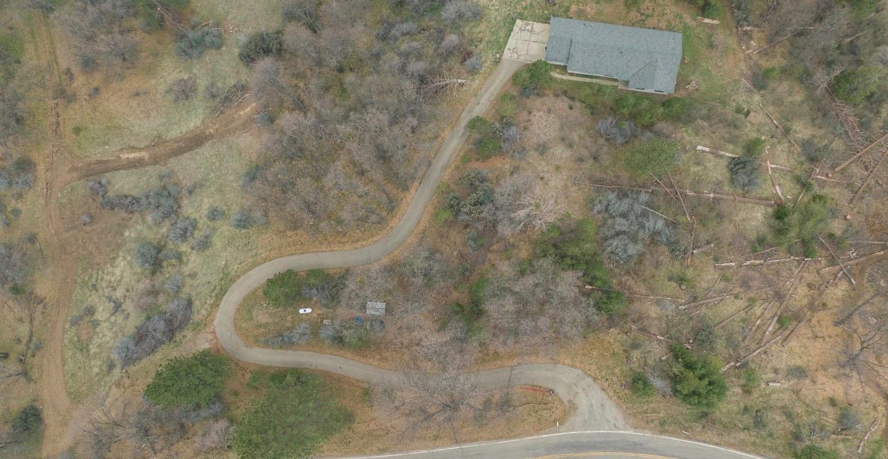 52865 Highway 245 Miramonte, CA 93641 - Photo 50 of 50 a bathroom with a bathtub