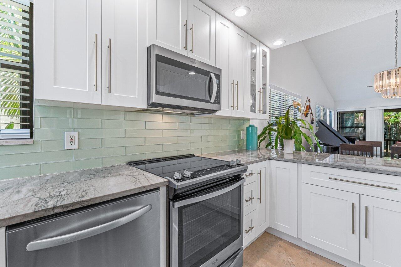 5539 Eton Court Boca Raton, FL 33486 - Photo 11 of 41 SMOOTH TOP RANGE AND MICROWAVE