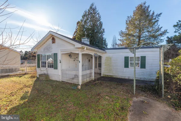 a view of a house with backyard