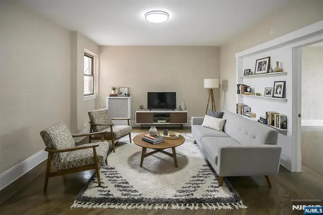 $3,295 | 204 Church Street, Boonton, NJ 07005