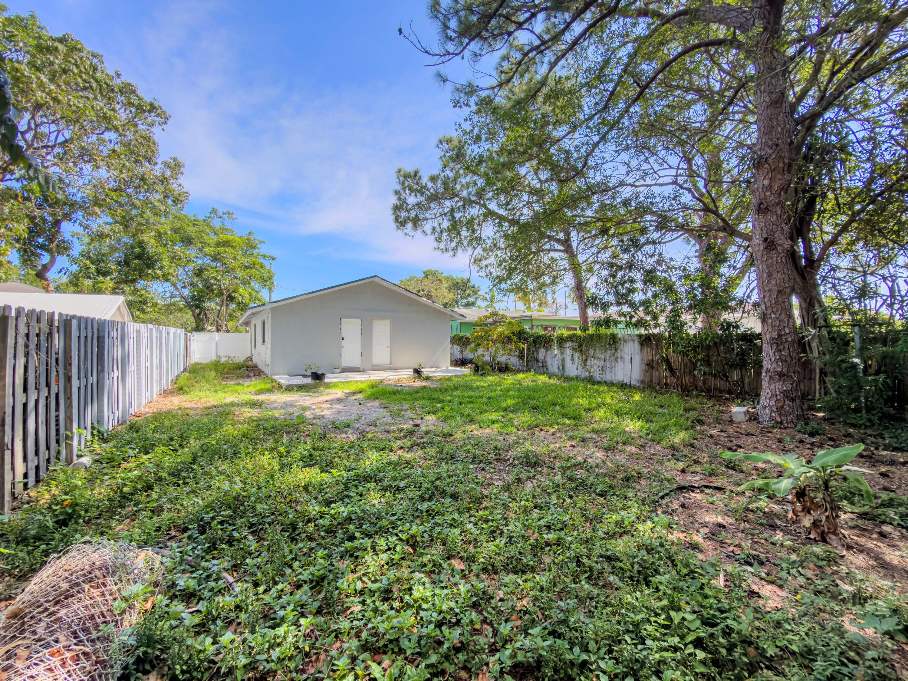 836 Southwest 13th Court Pompano Beach, FL 33060 - Photo 19 of 37 Backyard