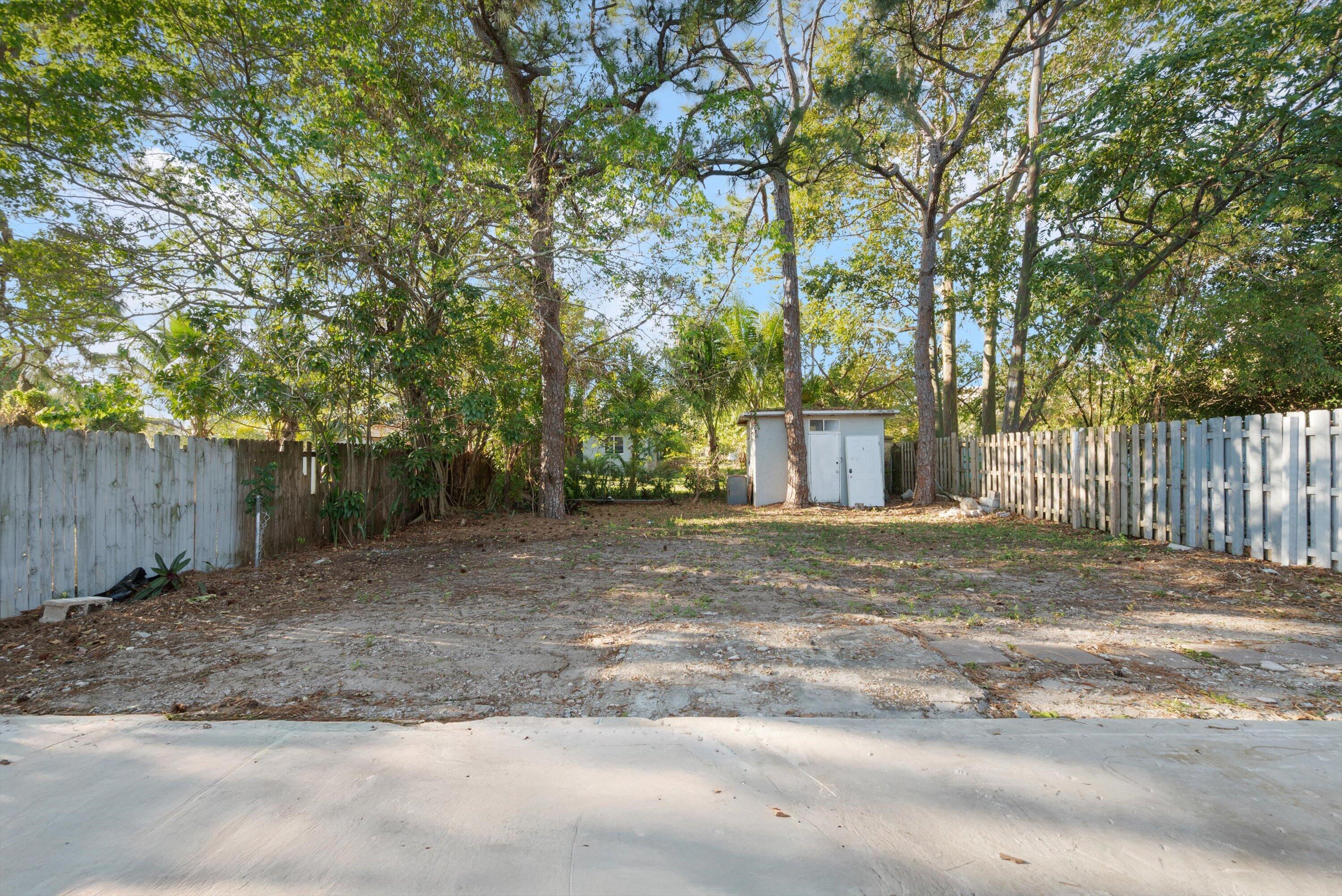 836 Southwest 13th Court Pompano Beach, FL 33060 - Photo 20 of 37 Backyard