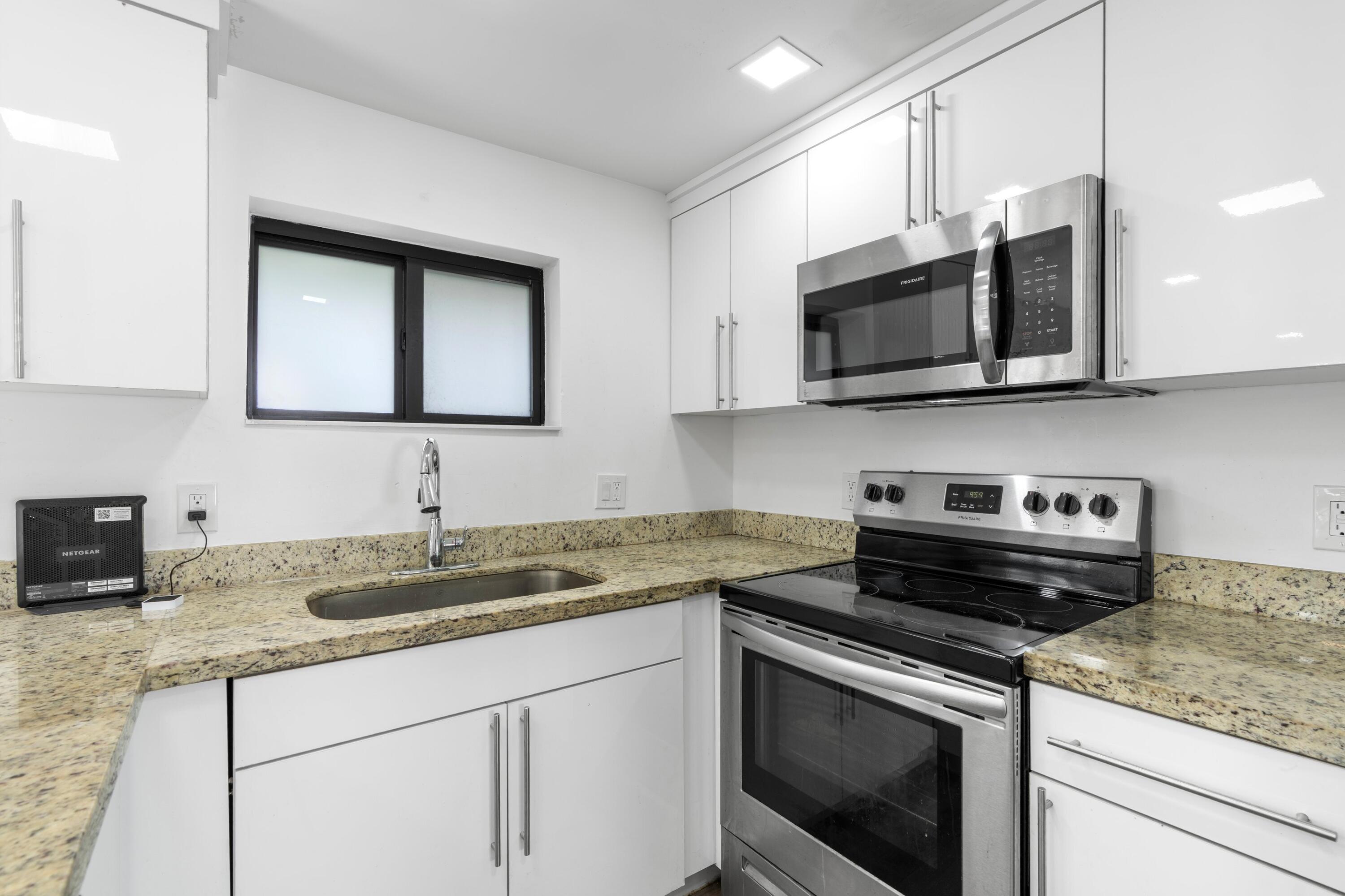 836 Southwest 13th Court Pompano Beach, FL 33060 - Photo 6 of 37 Kitchen