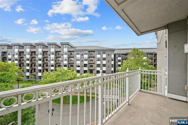 $2,550 | 4 Constellation Place, Unit 308, Jersey City, NJ 07305