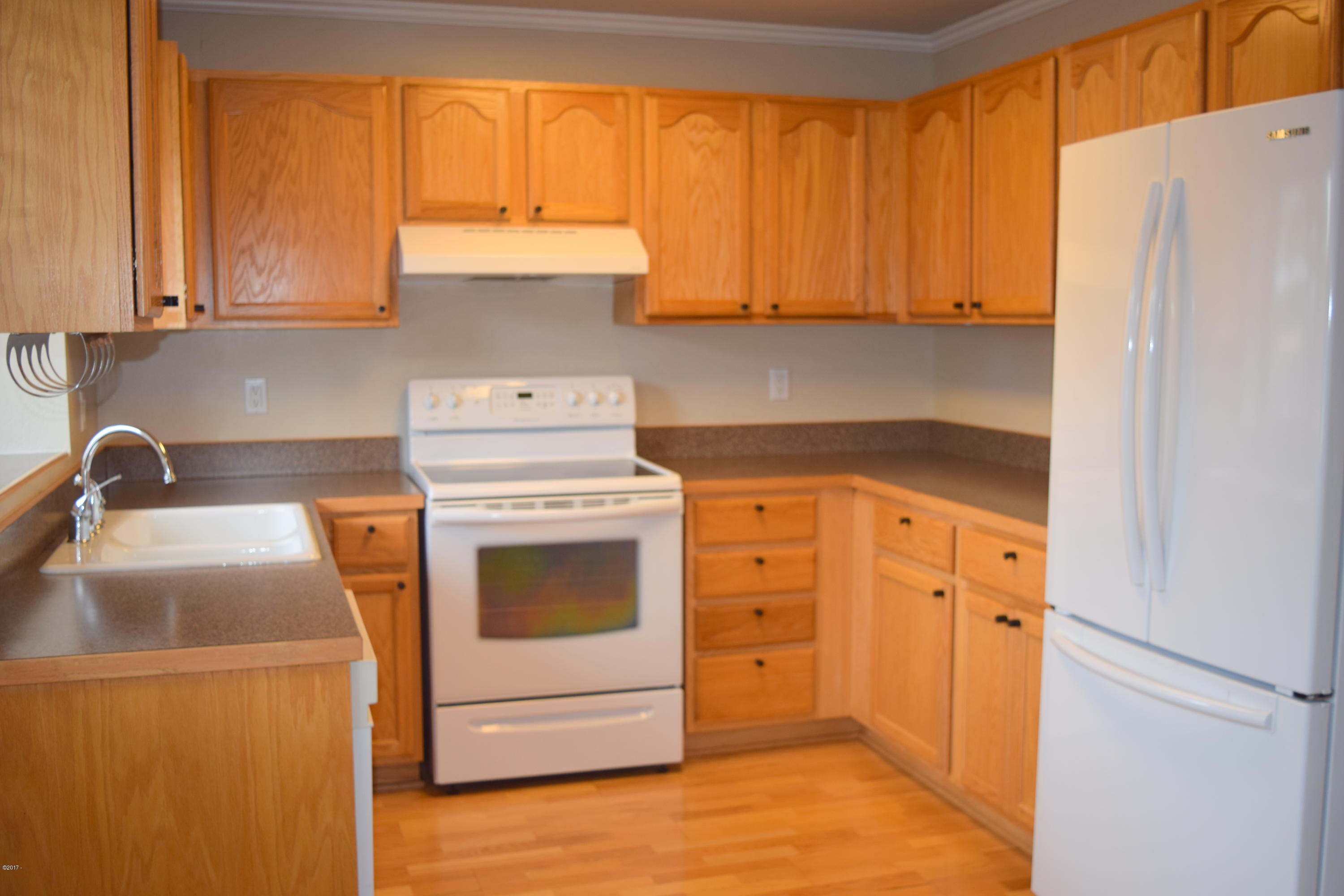 911 Southwest 12th Street Newport, OR 97365 - Photo 8 of 29 Kitchen