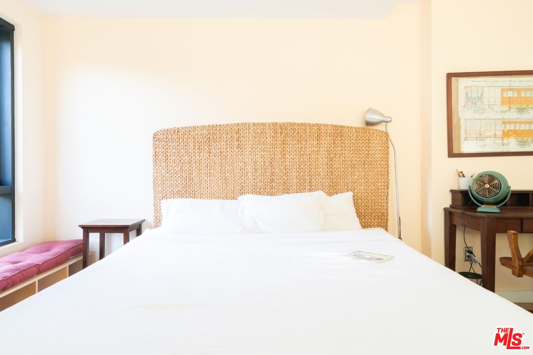 700 Main Street, Unit 12 Venice, CA 90291 - Photo 16 of 27 a bedroom with a bed and a potted plant