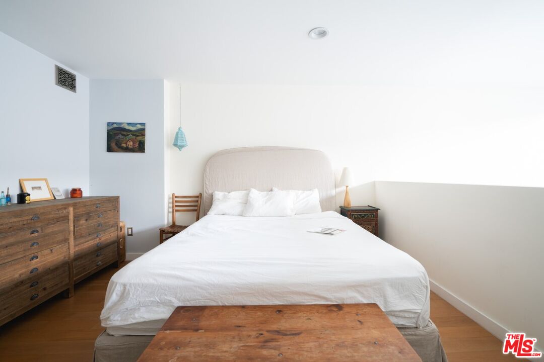 700 Main Street, Unit 12 Venice, CA 90291 - Photo 21 of 27 a bedroom with a bed and a window