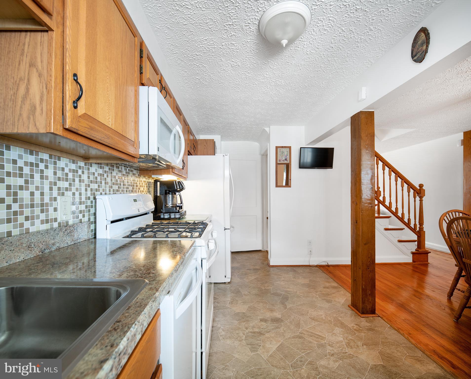 7860 Rockbourne Road Baltimore, MD 21222 - Photo 12 of 26 Beautiful Oak Cabinets