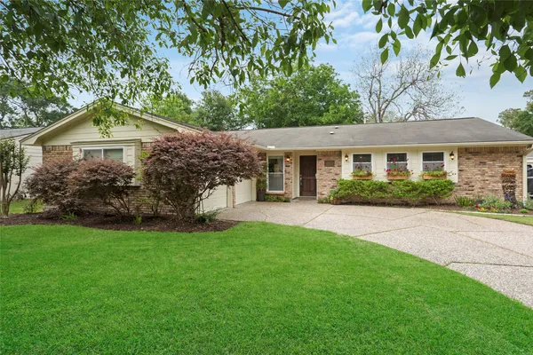 $2,600 | 10710 Overbrook Lane, Houston, TX 77042