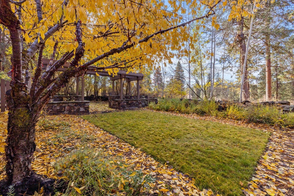 11944 Kestrel Road Klamath Falls, OR 97601 - Photo 112 of 121 Manicured Lawn to Courtyard