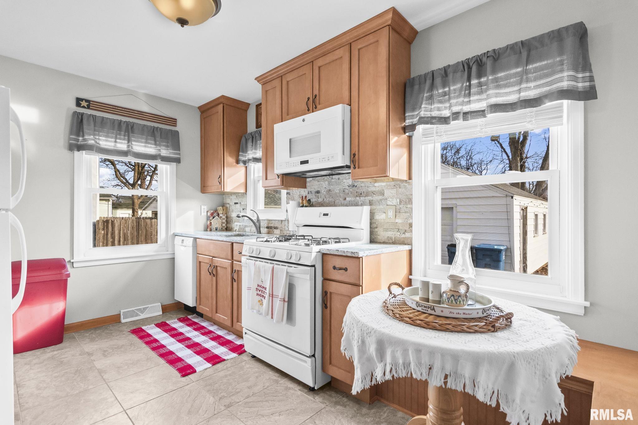 1824 North 22nd Street Springfield, IL 62702 - Photo 9 of 32