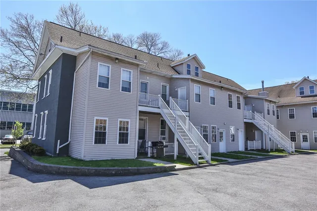 $1,350 | 872 University Avenue, Unit 3, Rochester, NY 14607