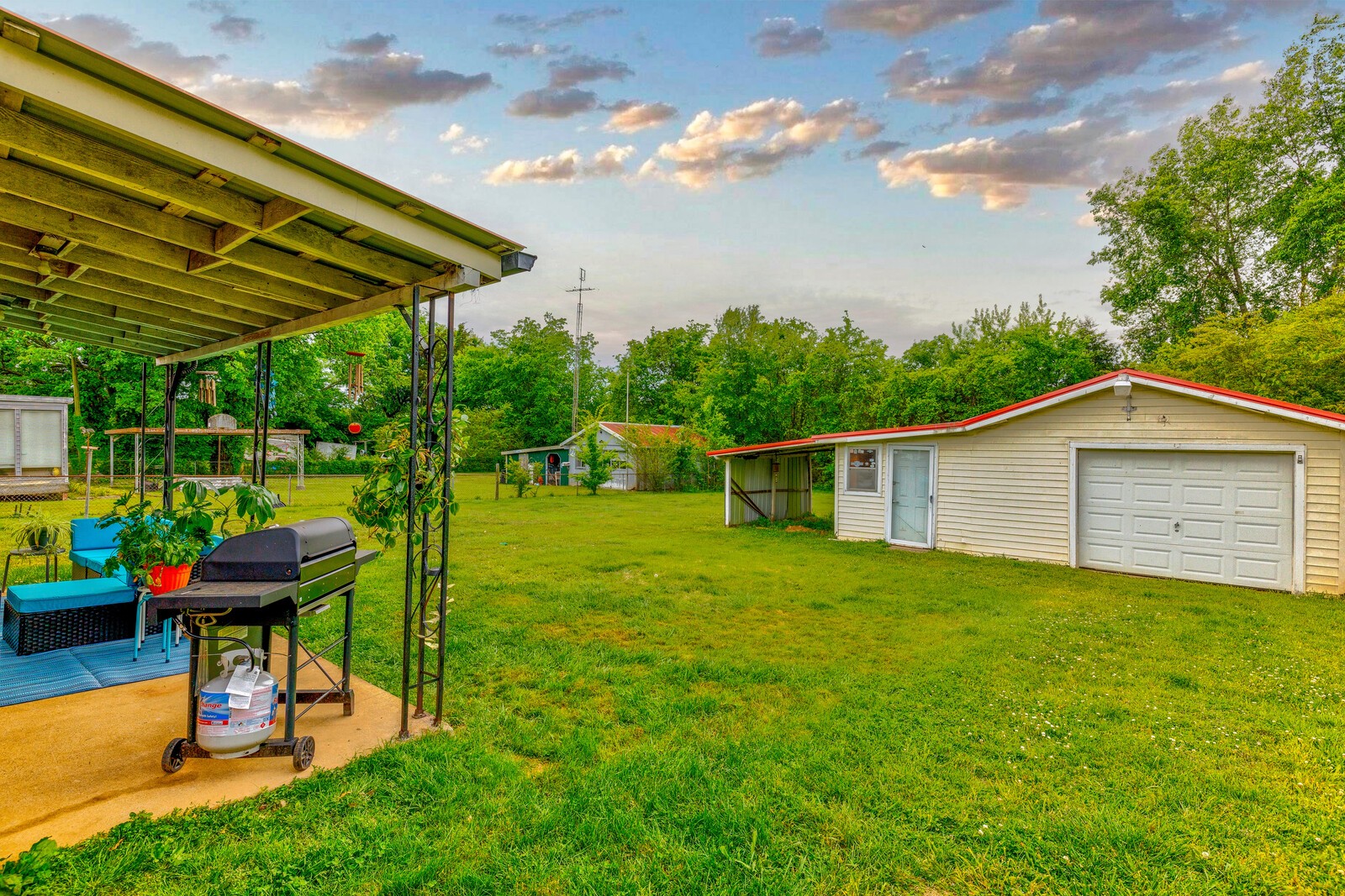 1721 Midland Road Shelbyville, TN 37160 - Photo 22 of 29 a view of a backyard with table and chairs under an umbrella