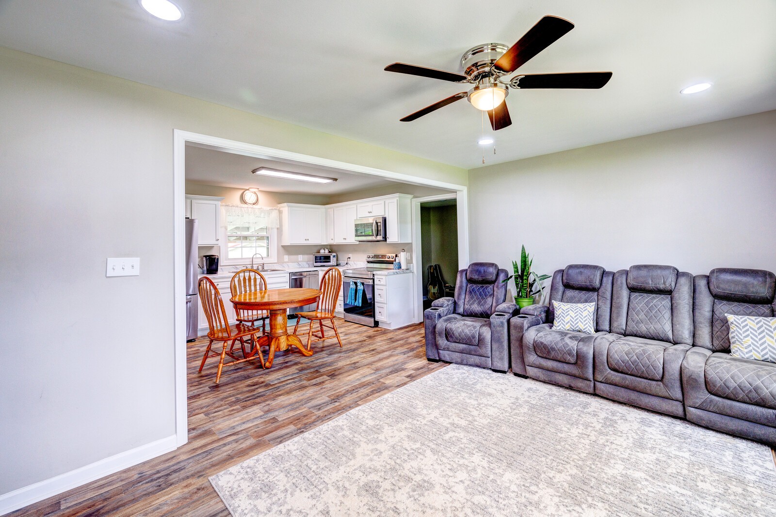 1721 Midland Road Shelbyville, TN 37160 - Photo 3 of 29 a living room with furniture and kitchen view