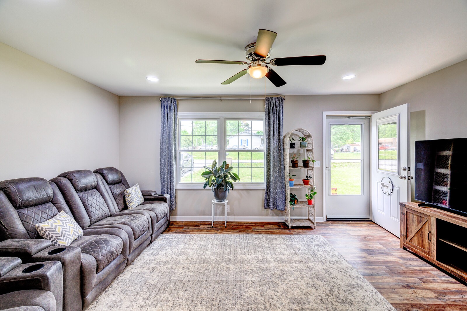 1721 Midland Road Shelbyville, TN 37160 - Photo 4 of 29 a living room with furniture and a flat screen tv