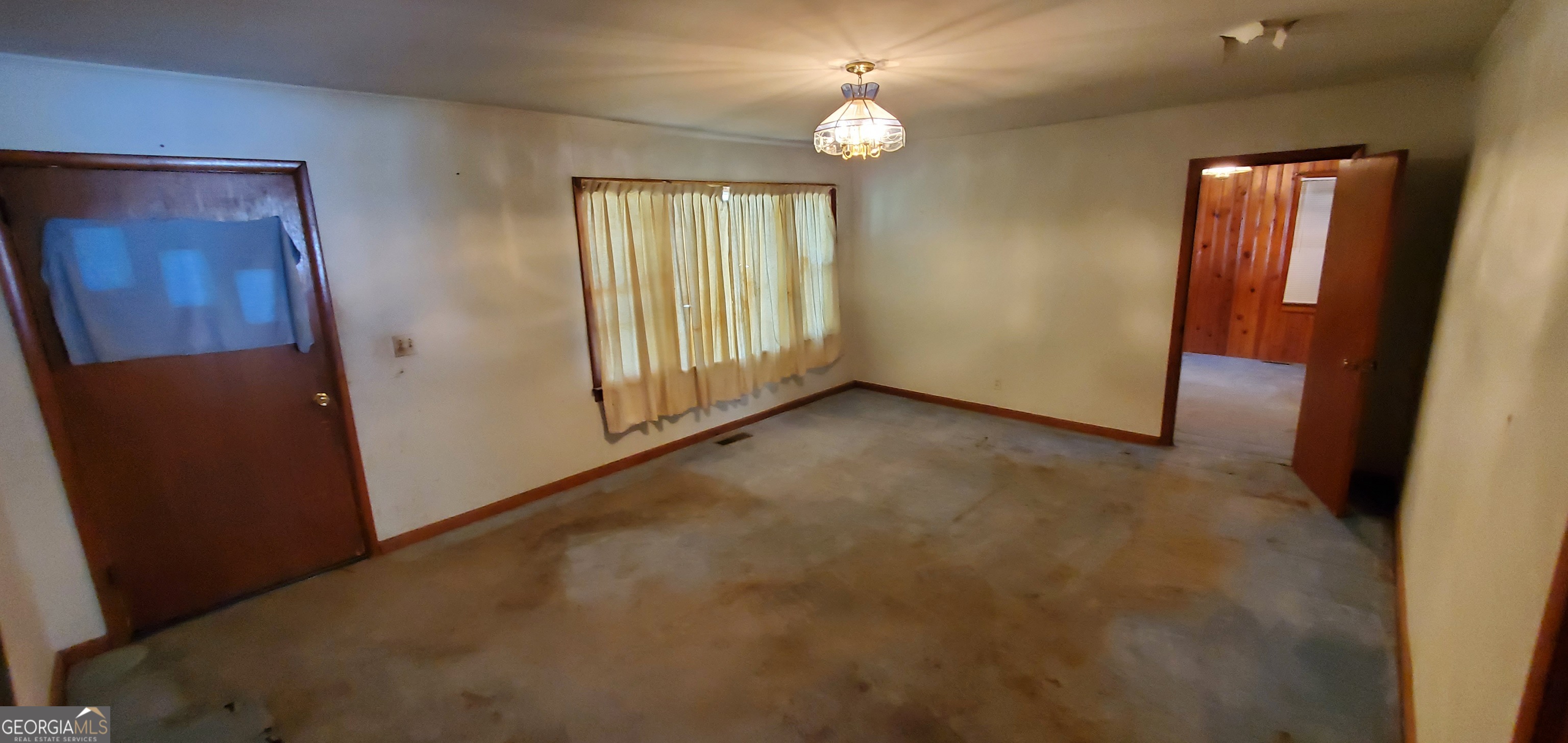 1061 Burger Road Watkinsville, GA 30677 - Photo 40 of 43 an empty room with windows and closet