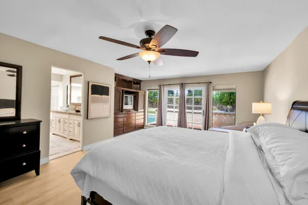 a bed room with a bed and a closet