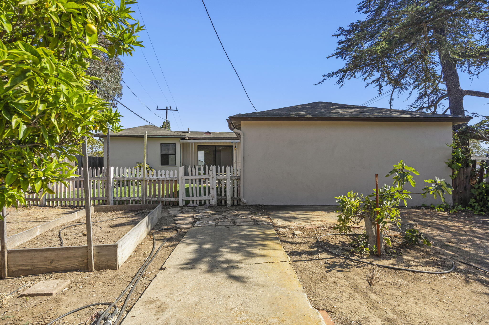 155 South Ontare Road Santa Barbara, CA 93105 - Photo 37 of 45 a backyard of a house