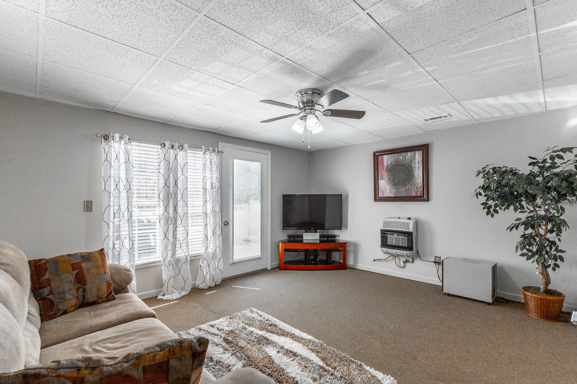 3885 Highway 41 Ringgold, GA 30736 - Photo 11 of 39 Downstairs Living Room